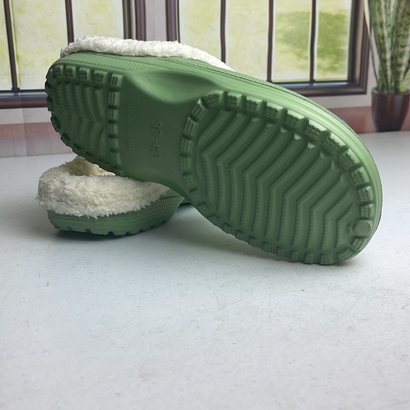 Women Crocs With Soft Insides - Picture 4 of 4